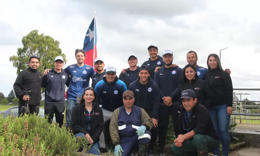 Jugadores de Provincial Osorno conocen el trabajo de los productores lecheros