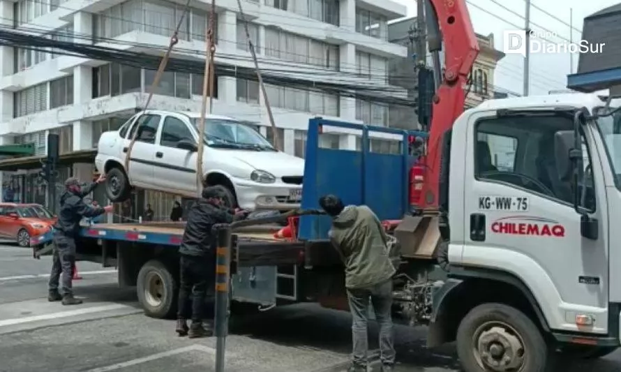 Municipio de Valdivia inició retiro de autos mal estacionados y abandonados 