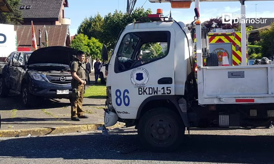 Tres lesionados deja colisión de vehículo con camión municipal en Osorno