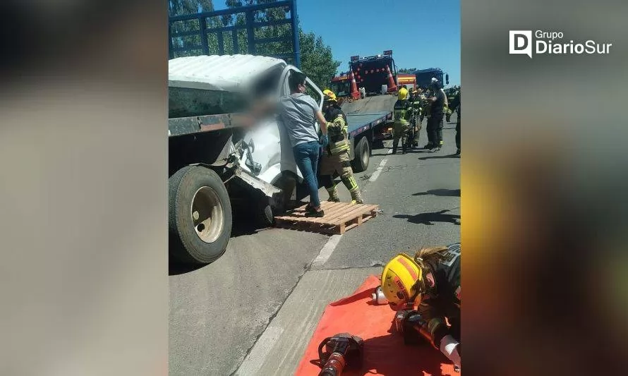 Reportan una persona atrapada tras colisión en la Ruta 5 Sur