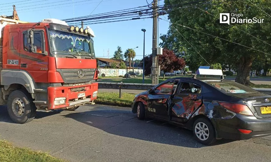 Reportan colisión entre colectivo y camión en Osorno