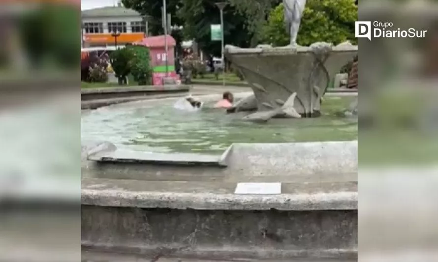 Video muestra a improvisado bañista en plaza de Castro