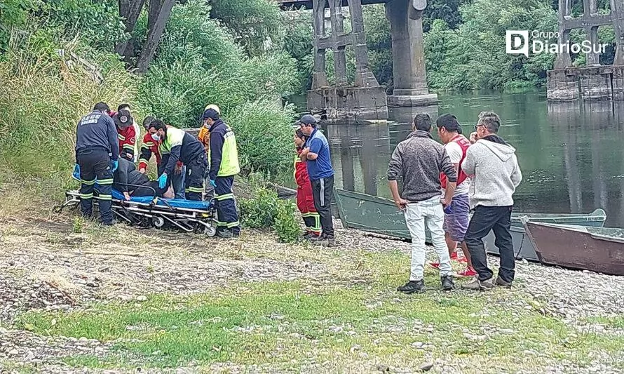 Rescatan a persona que se lanzó al río Rahue