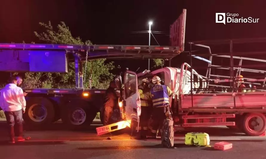 ESTA NOCHE: un muerto tras choque de camiones en Paillaco
