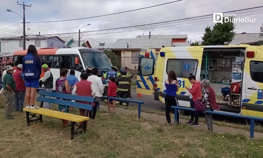 Mujer resulta lesionada tras colisión de micro y camioneta en Osorno
