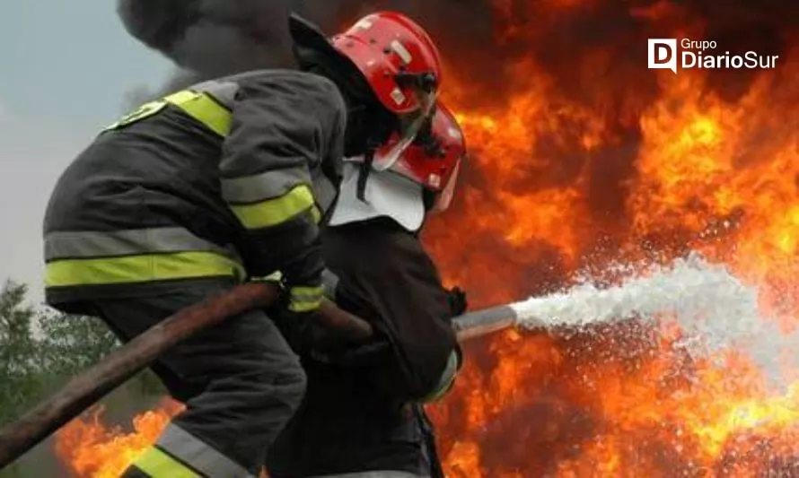 Incendio de pastizales afecta sector urbano de Osorno