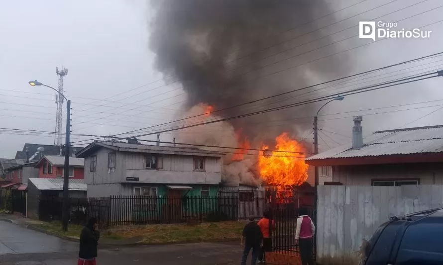 Cinco damnificados deja incendio que consumió vivienda en Osorno