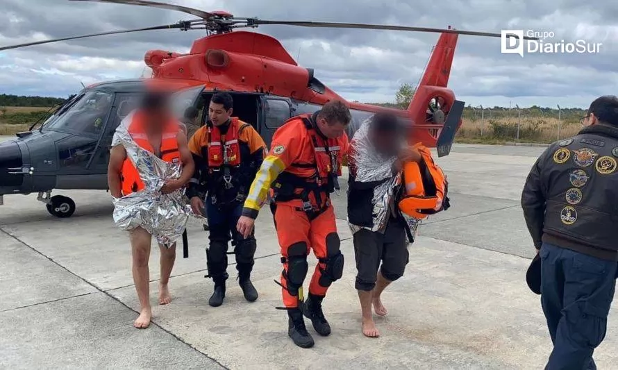 Helicóptero rescata a tripulantes de nave que zozobró en roqueríos