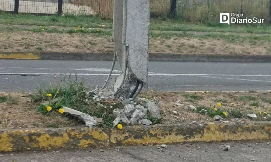 Auto chocó con un poste y dejó sin luz a vecinos en Osorno