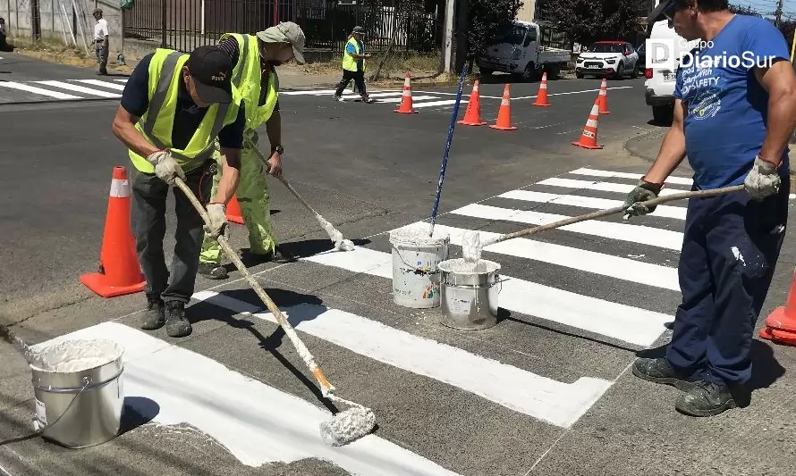 Personal municipal pinta los pasos peatonales de Osorno