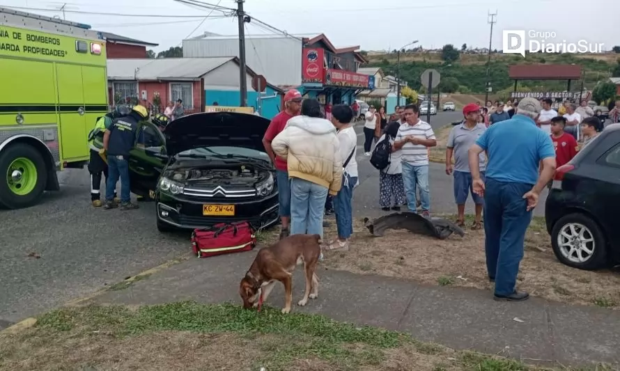 Dos lesionados deja colisión de vehículos particulares en Osorno