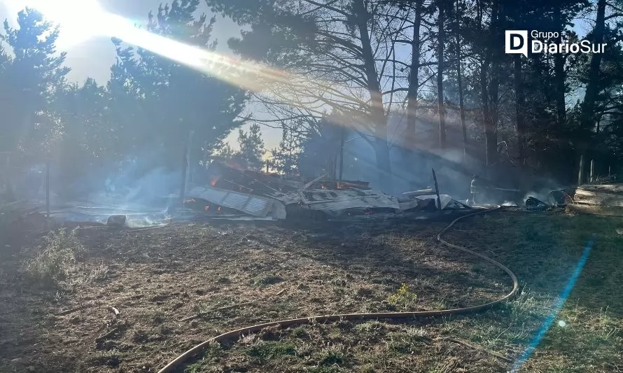 Incendio consumió galpón y amenaza a bosques cercanos en Osorno