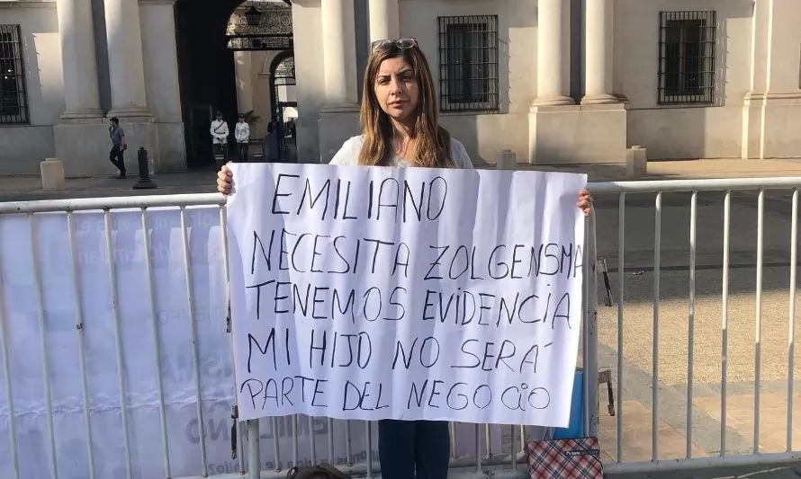 Madre de Emiliano se encadena frente al Palacio de La Moneda:“Necesito ser escuchada”