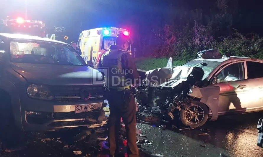 Colisión frontal de auto y camioneta deja tres lesionados en Osorno