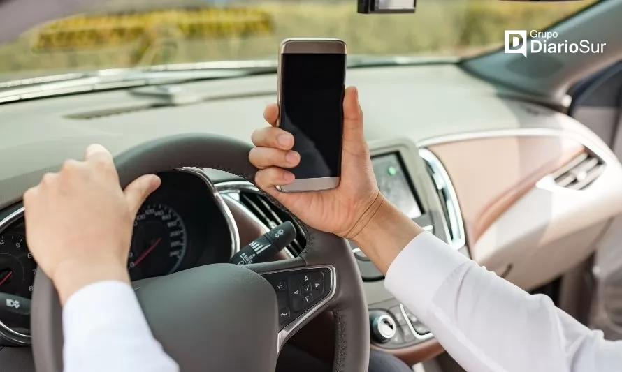 Los Lagos es la segunda región con más multas por uso del celular al volante 