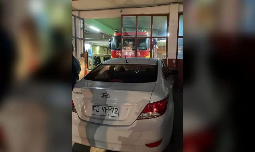 Multan a conductor que estacionó frente a cuartel de Bomberos en Puerto Varas