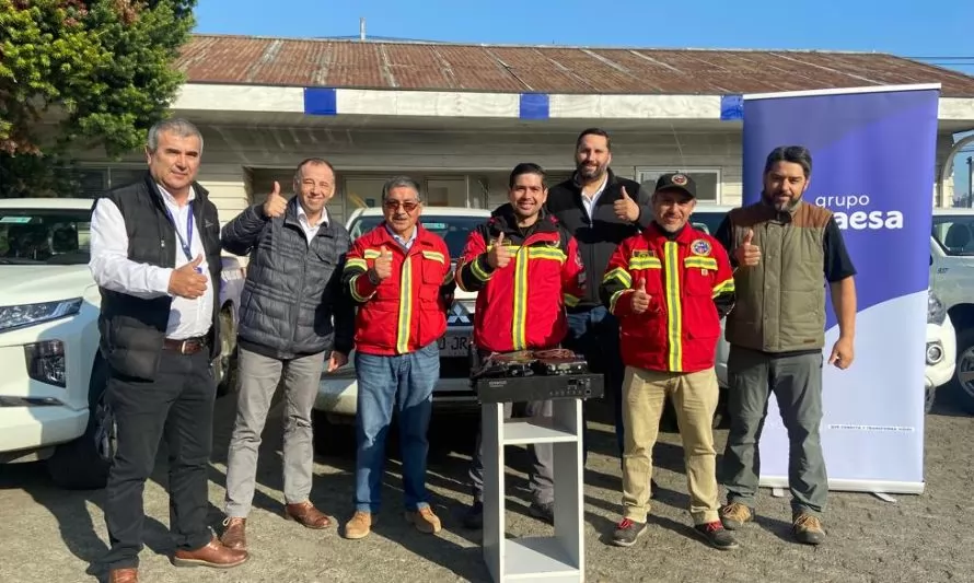 Saesa dona equipos de comunicación radial a Unidad de Rescate de Osorno 
