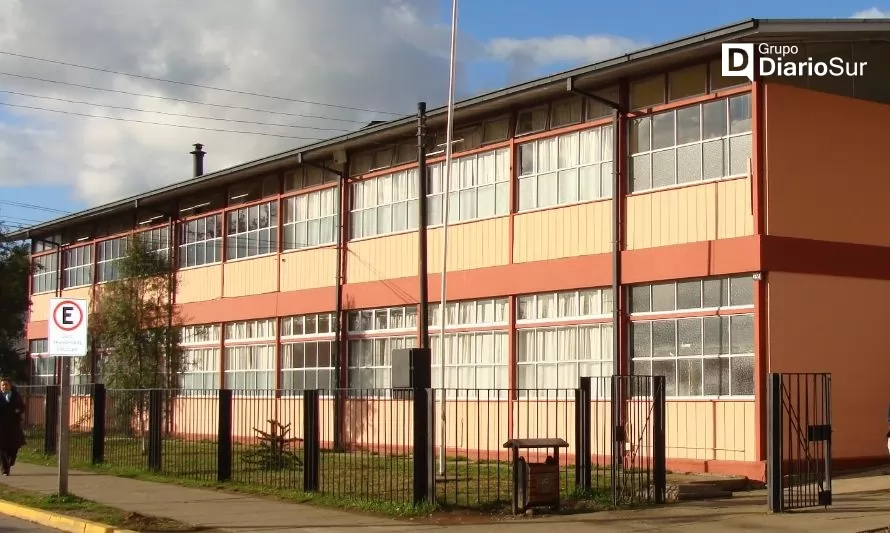 Suspenden a alumnas que se trenzaron a golpes en escuela de Paillaco
