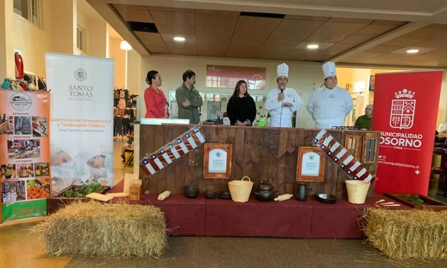 Futuros gastrónomos y locatarios celebran el Día de la Cocina Chilena en Osorno