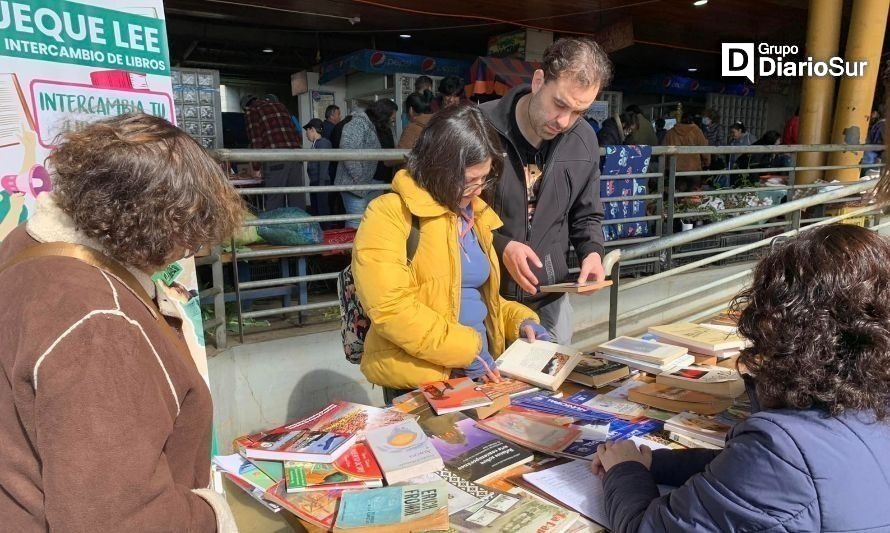 El trueque de libros se instala en las ferias de la región