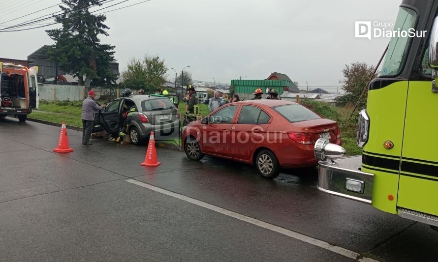 Rescatan a mujer que quedó atrapada tras accidente en Osorno