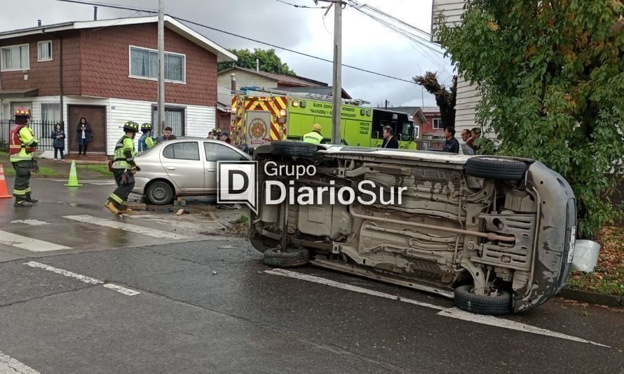Furgón termina volcado tras colisionar con automóvil en Osorno