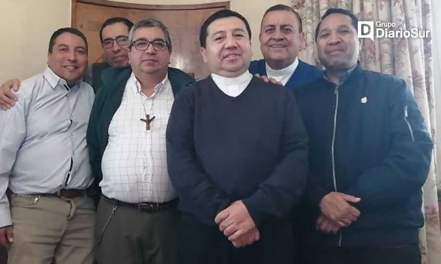 El sacerdote elegido como administrador (al centro). Crédito foto: Cedida.