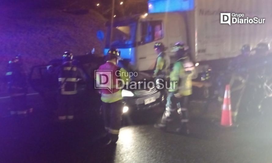 Se reporta colisión de vehículo menor con camión en Osorno
