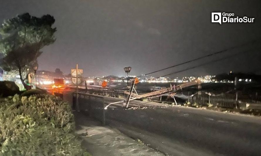 Impresionante caída de postes de alumbrado público por fuertes vientos en Puerto Varas