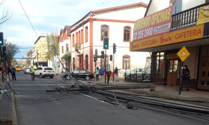 Saesa trabaja en la reposición de postes derribados por camión en el centro de Osorno