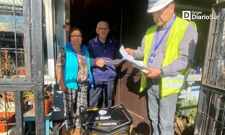 Vecinos electrodependientes de Osorno reciben equipo generador por parte de Saesa
