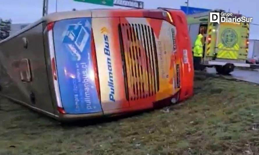 Bus de dos pisos volcó en acceso a Puerto Montt