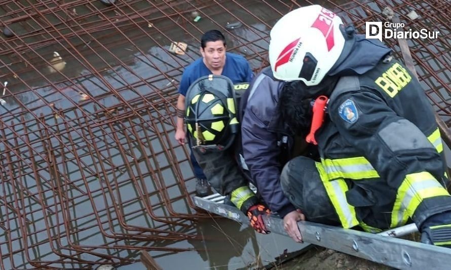 Alcaldesa de Puyehue exige fiscalización tras caída de peatón en foso de cuatro metros