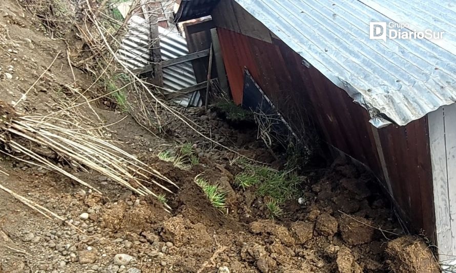 Deslizamiento de tierra llegó hasta dormitorio de vivienda en Osorno
