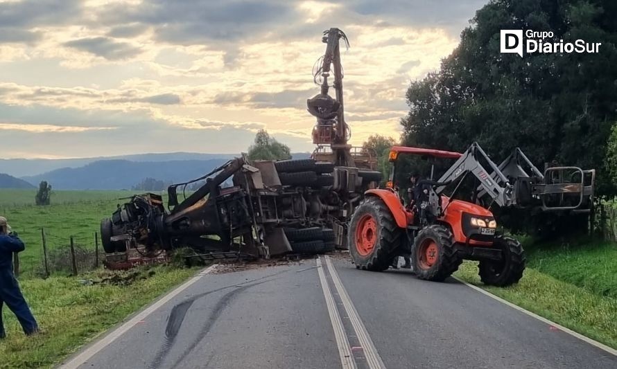 Camión volcó camino a Trumao