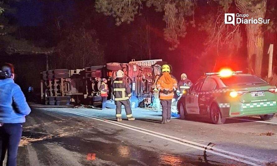 Camión forestal volcó en camino Las Vegas