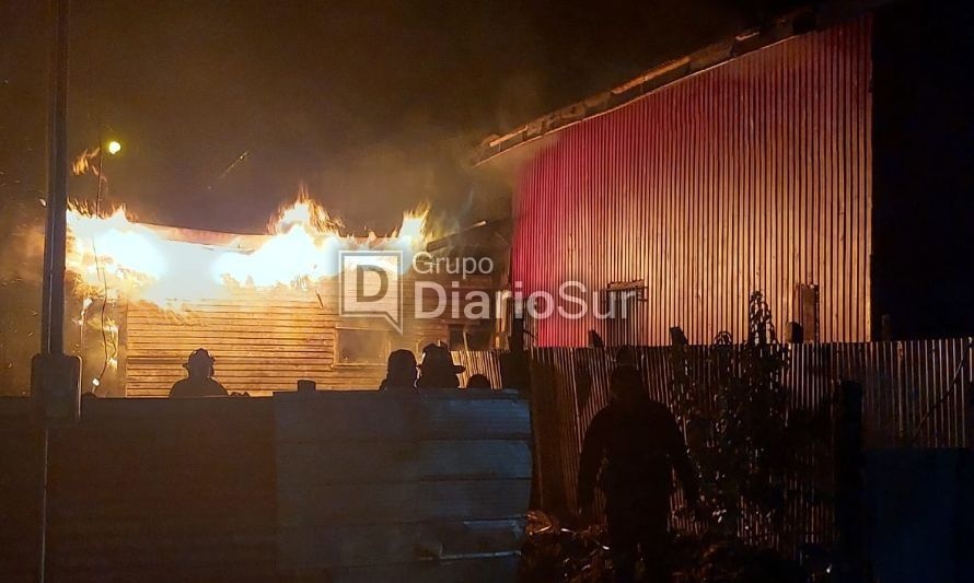 Incendio destruyó bodega y causó daños en iglesia en Osorno