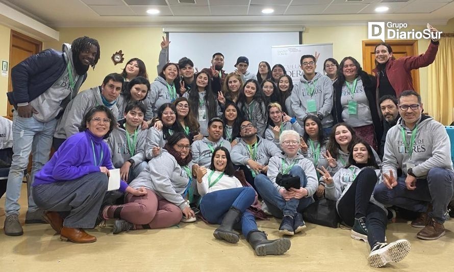 Estudiantes de Osorno se capacitan en liderazgo y trabajo en equipo a través de la escuela de líderes