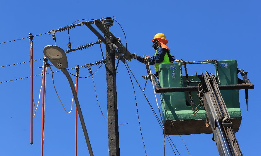 Ejecutan trabajos para fortalecer red eléctrica en Osorno