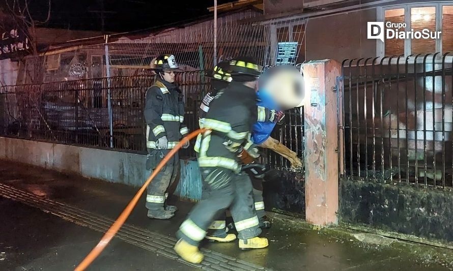 Bomberos de Osorno rescatan a perro atrapado en un cerco