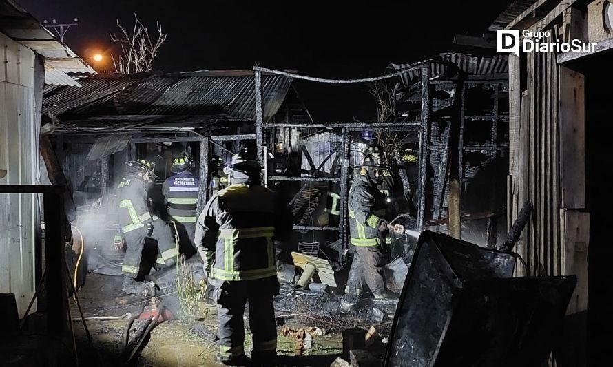 Violento incendio destruyó tres viviendas en población Schilling de Osorno 