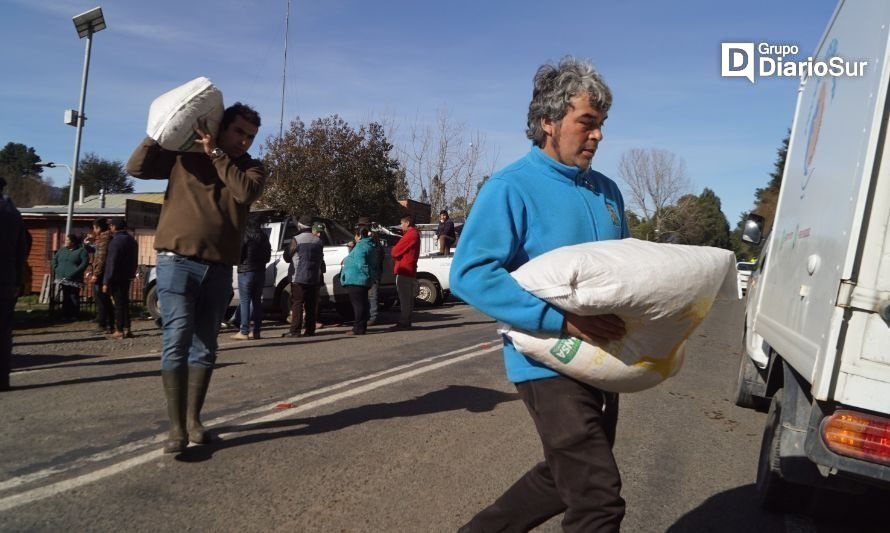 Municipalidad de Puyehue
entrega alimento para animales de 155 agricultores