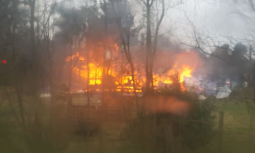 Incendio destruyó vivienda en Puyehue