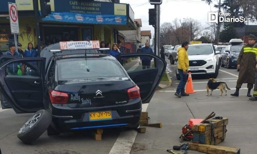 Dos lesionados en accidente vehicular en calle Colón