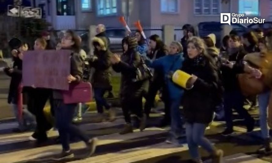 Estudiantes y apoderados del Liceo Carmela Carvajal de Osorno realizan “cacerolazo”