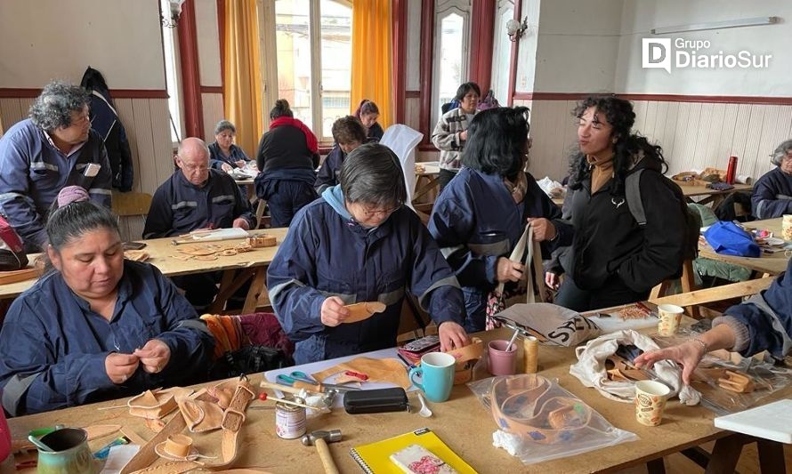 Apoyan la capacitación de 23 personas en artesanía en cuero en Osorno