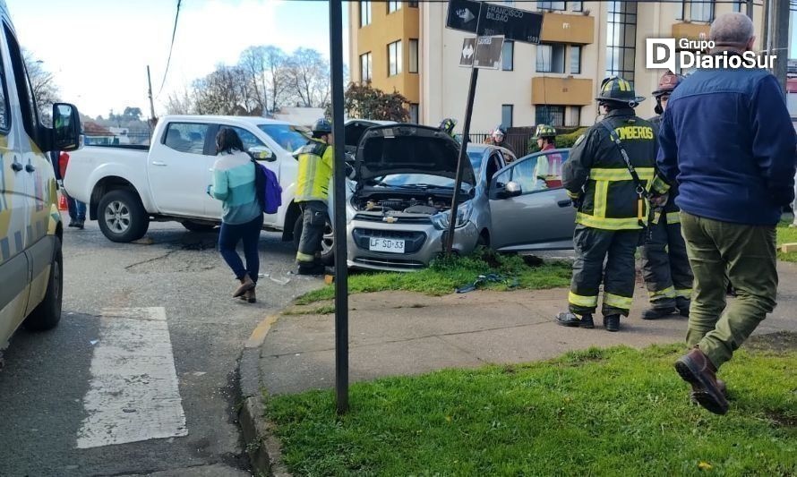 Cuatro personas involucradas: reportan colisión vehicular en Osorno