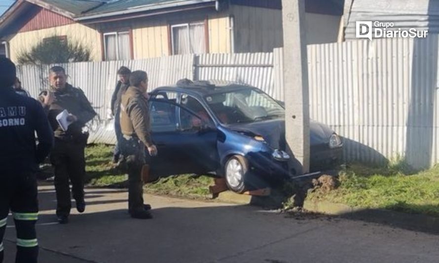 Vehículo chocó con un poste en Osorno