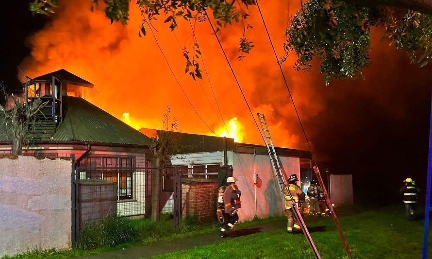 Incendio destruyó gran parte de emblemática escuela de La Unión