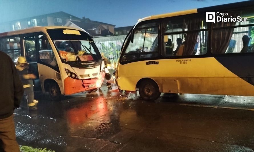Choque de microbuses deja siete lesionados en Osorno